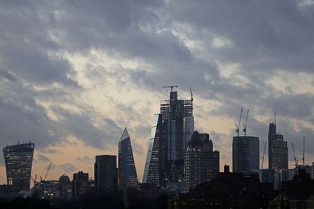 １２月１６日、ＩＨＳマークイットが発表した１２月の購買担当者景気指数（ＰＭＩ）速報値は、製造業、サービス部門ともに景況感が一段と悪化した。ロンドンの金融街で２０１８年１２月撮影（２０１９年　ロイター/Simon Dawson）