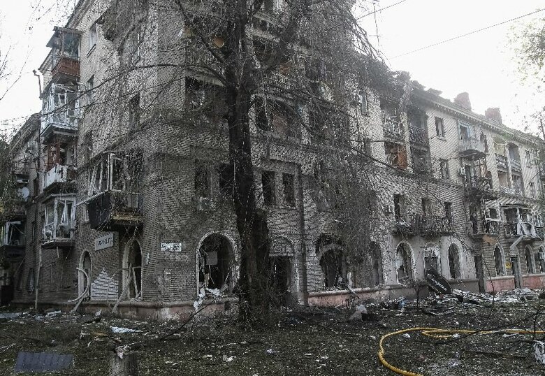 写真はロシアによるミサイル攻撃で破損したとみられる集合住宅。5月18日、ウクライナ・ドニプロで撮影。REUTERS
