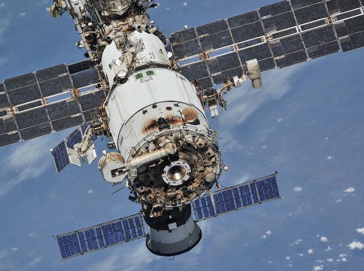 手動での消火活動、最悪のシナリオでは退避も想定  NASA/Roscosmos/REUTERS