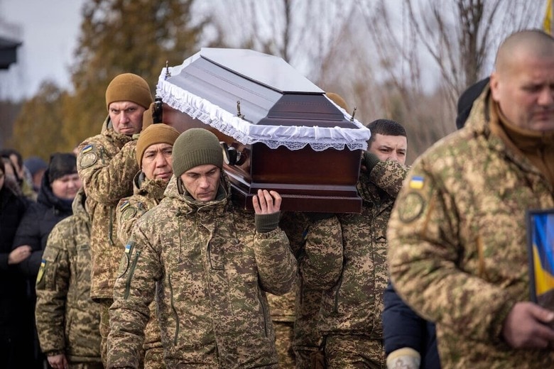 ロシアによる侵攻から4年のこの日もウクライナ兵の葬儀が行われた（2月24日、ブチャ）　ZUMA Press Wire via Reuters Connect