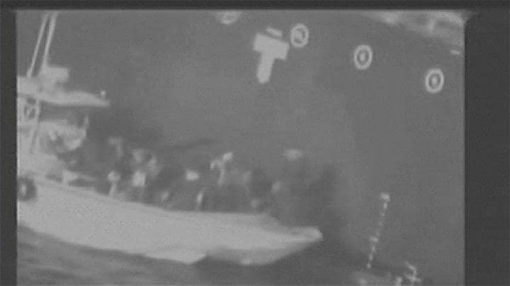 米軍は13日、オマーン沖で攻撃を受けた日本の石油タンカーの側面からイラン革命防衛隊が不発機雷を取り除いている場面だとする映像を公開した。REUTERS