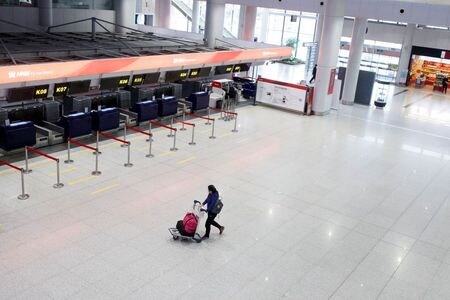 　５月１３日、中国の民間航空当局によると、４月の航空旅客数は前年同月比６８．５％減の１６７２万人となり、前年比の落ち込みは３月から鈍化した。写真は北京の空港で３月撮影（２０２０年　ロイター／Thomas Peter）