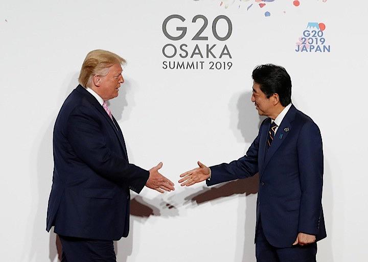 安倍晋三首相（写真右）と米国のトランプ大統領（同左）は午前、２０カ国・地域（Ｇ２０）首脳会談（サミット）開催に先立ち、大阪市内で会談した。写真は大阪での代表撮影（２０１９年／ロイター）