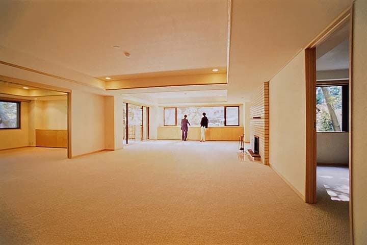 1990年代の数億ションには、100畳大のリビングを備えた住戸もあった。筆者撮影