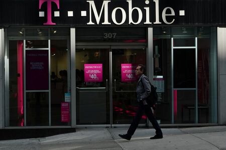 　米Ｔモバイルは５月２８日、米ＵＳセルラーの携帯事業の大半を４４億ドル（債務含む）で買収すると発表した。２０１９年５月、ニューヨークで撮影（２０２４年　ロイター/Carlo Allegri）