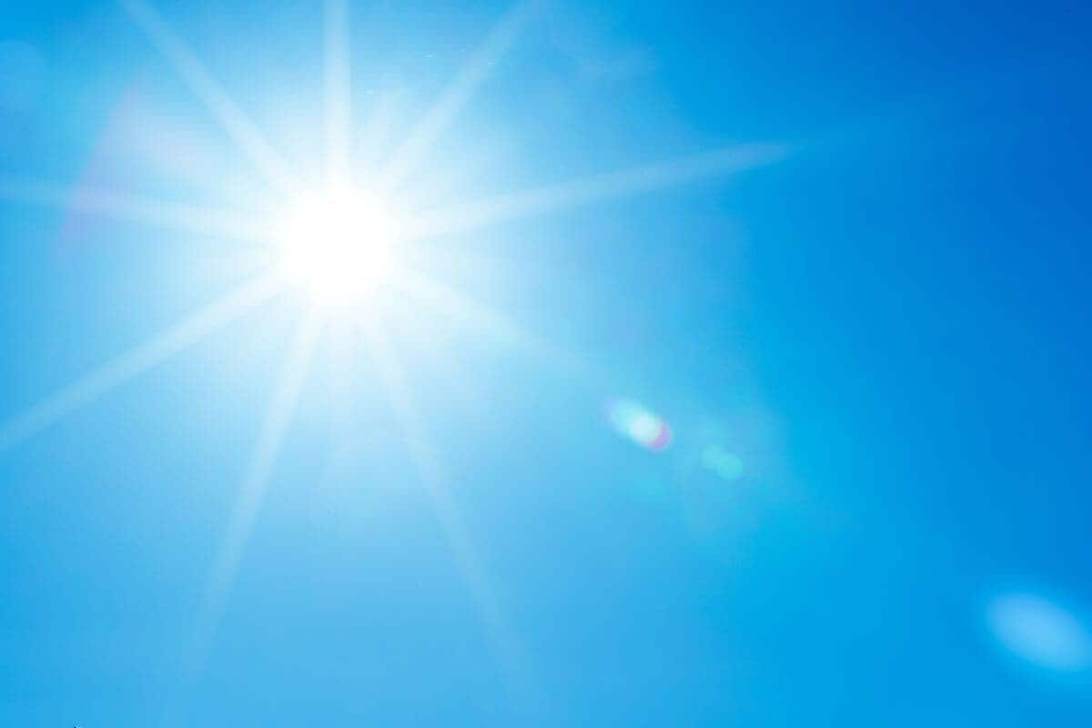 北欧の雪山に「5つの太陽」が出現神秘的な現象「幻日」が撮影される