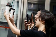 中国ミレ二アル世代にまん延する自虐的「喪の文化」