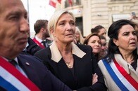 就任1カ月のフランス首相、早くも辞任...マクロンに残された「賭け」が「ルペン大統領」に道を開く？