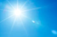 北欧の雪山に「5つの太陽」が出現...神秘的な現象「幻日」が撮影される
