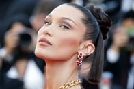 ベラ・ハディッド、「貝殻ビキニ」でビーチの視線をかっさらう