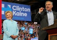 民主党副大統領候補ケーン氏が選挙戦デビュー、トランプ氏攻撃