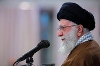 ハメネイの辞書に「屈服」なし