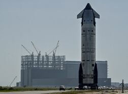 スペースＸ、スターシップ13回目の試験飛行　衛星20基投入