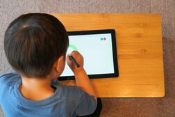 子どものデジタル学習の時間が長いほど学力は低下する