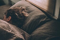不眠症の人は脳卒中リスクが26％高い　認知症との関連も明らかに