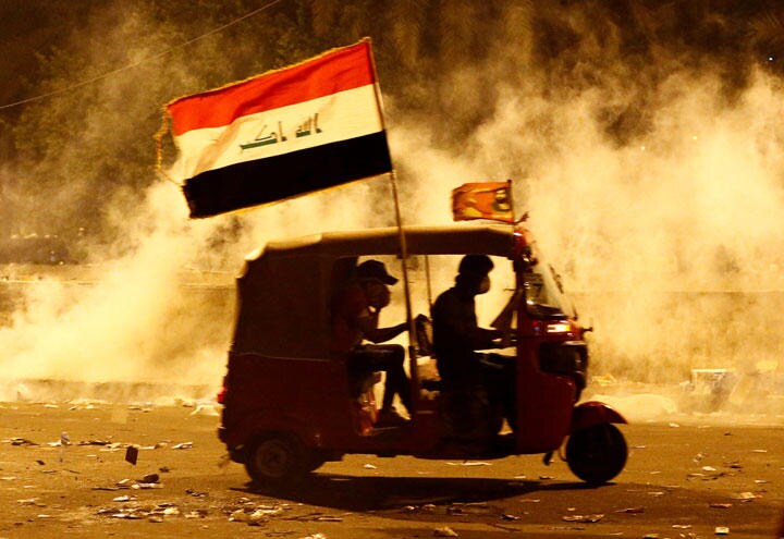 イラクの反政府デモ活動ではトゥクトゥクが大活躍している　Thaier Al-Sudani-REUTERS