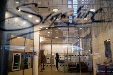 米投資会社ブラックストーンは、経営破綻した同国のシグネチャー・バンクの商業用不動産ローン債権ポートフォリオ約１７０億ドル相当について、買い手の有力候補に上がっている。ブルームバーグ・ニュースが１９日、報じた。写真は米ニューヨークのシグネチャー・バンク支店で窓口を待つ人で2023年3月撮影（２０２３年　ロイター／David \'Dee\' Delgado）