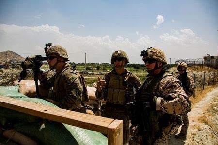 アフガニスタンからの米軍撤退が最終段階に入った。西側の安全保障当局者が２９日、ロイターに明らかにした。写真は２８日、カブール空港で監視にあたる兵士ら（２０２１年　ロイター/U.S. Marine Corps/Cpl. Davis Harris/Handout via REUTERS）