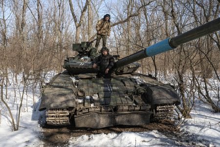 ２月２４日、ウクライナのゼレンスキー大統領はロシアの侵攻から１年を迎えた２４日、国民にメッセージを送り、反攻への決意を表明した。写真は東部バフムトで、戦車を操るウクライナ兵。２３日撮影（２０２３年　ロイター/Marko Djurica）  
