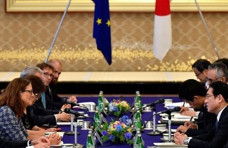 　７月５日、日本とＥＵの経済連携協定（ＥＰＡ）交渉が大枠合意。岸田文雄外相がＥＵのマルストローム委員と協議し決着した。東京での協議の様子。３０日撮影（２０１７年　ロイター／Franck Robichon）
