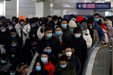 　１２月２１日、中国共産党系紙「環球時報」によると、呼吸器の有力専門家である北京大第１医院呼吸器科の王広発主任は、北京市内の新型コロナウイルスの重症患者が今後２週間で急増するとの見通しを示した。写真は北京で昨年１月撮影（２０２２年　ロイター／Tingshu Wang）
