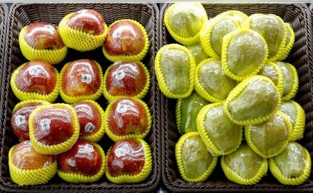 　１月１９日、中国の国家発展改革委員会と生態環境省は、使い捨てプラスチック製品の生産、販売、使用に対する規制を強化する政策を明らかにした。写真は北京のスーパーで売られる果物。２０１８年１１月撮影（２０２０年　ロイター/Thomas Peter）