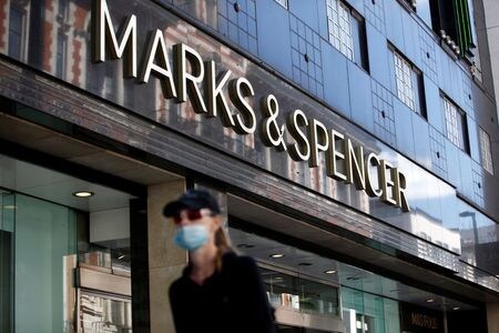 　８月１８日、英小売マークス・アンド・スペンサー（Ｍ＆Ｓ）は、今後３カ月間に更に７０００人を削減する計画を発表した。新型コロナウイルスの感染拡大を受けた英小売業界の苦境が浮き彫りとなった。７月２０日、ロンドンのオックスフォード・ストリートで撮影（２０２０年　ロイター/Henry Nicholls）