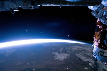 　６月２７日、米宇宙統合軍は、ロシアの廃止済み人工衛星「ＲＥＳＵＲＳ－Ｐ１」が軌道上で分解し、１００個余りの宇宙ごみが発生したと発表した。写真は２０２０年７月、国際宇宙ステーション内で撮影されたネオワイズ彗星。米航空宇宙局（ＮＡＳＡ）提供（２０２４年　ロイター）