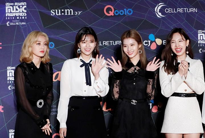 炎上騒動の発端となった2019 MAMAでフォトコールに登場したTWICE。一番左にいるジヒョは確かに心ここにあらずといった様子だ　Kim Kyung Hoon / REUTERS