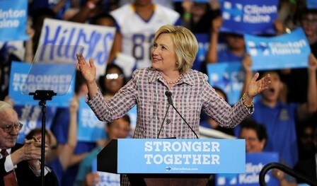 ８月２日、ロイター／イプソスの世論調査によると、米大統領選の民主党候補ヒラリー・クリントン前国務長官（写真）の支持率は４３％で、共和党候補ドナルド・トランプ氏の３５％を上回った。ネブラスカ州オマハで１日撮影(２０１６年　ロイター/DAVE KAUP)