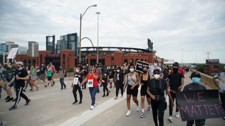 白人警官の暴行による黒人死亡事件に対する抗議デモが各地で激化する米国で1日夜、デモ隊に対応していた警官が銃で撃たれる事態がセントルイスとラスベガスで発生した。写真は1日のセントルイスのデモの様子(2020年　ロイター/Lawrence Bryant)