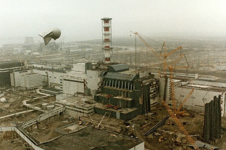 1986年4月26日の事故後の原発　SHONE-GAMMA-GAMMA-RAPHO/GETTY IMAGES
