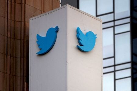 　３月１０日、米ツイッターは、ベラルーシの国営メディアや幹部スタッフからの投稿に注意喚起のラベルを付け、拡散を制限すると発表した。写真はツイッターのロゴ。カリフォルニア州サンフランシスコで昨年１月撮影（２０２２年　ロイター／Stephen Lam）
