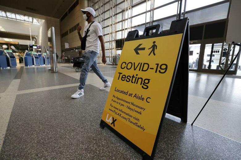 米カリフォルニア州のニューサム知事は、新型コロナウイルスが猛威をふるう中、人口密度が高い同州南部や農業地帯のサンホアキンバレーでICUの空き病床がなくなったと明らかにした。写真は11月、ロサンゼルスの空港で撮影（2020年　ロイター／Lucy Nicholson）