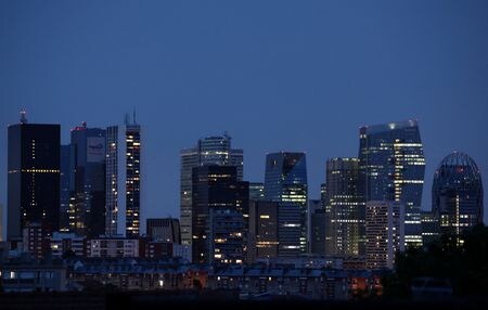 　９月２６日、来年から欧州連合（ＥＵ）などで上場企業は環境・社会・企業統治（ＥＳＧ）などの非財務情報開示に対する外部監査が義務付けられる。写真はパリ近郊のビジネス街。６月撮影（２０２３年　ロイター／Stephanie Lecocq）
