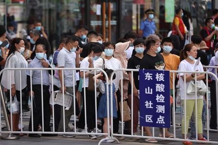 　中国江蘇省の省都、南京市は、新型コロナウイルスの感染拡大を受け、地下鉄の運行を休止し、大規模な検査を開始した。写真は２１日、市内の検査所に並ぶ人々。提供写真（２０２１年　ロイター/cnsphoto）