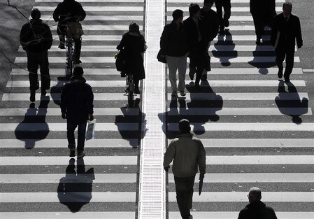 　４月９日、内閣府が発表した３月消費動向調査によると、消費者態度指数（２人以上の世帯・季節調整値）は、前月から横ばいの４４．３となった。都内で２０１１年１月撮影（２０１８年　ロイター/Yuriko Nakao）