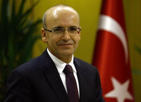 １２月２４日、トルコのシムシェク副首相はトルコ経済の成長見通しについて今年は３．５－４％、来年は４％以上と見込んでいることを明らかにした。写真は１２月２３日、アンカラでロイターのインタビューに応じのインタビューに応じる同副首相（２０１５年　ロイター/Umit Bektas）