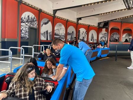 　６月３０日、米カリフォルニア州の老舗遊園地、サンタ・クルーズ・ビーチ・ボードウォークの目玉は、同州最古のジェットコースター「ジャイアント・ディッパー」だ。遊園地のオーナー社長、カール・ライスさん（写真）は、まさか来園客をディッパーに乗せる手伝いをして、この夏を過ごすことになるとは思ってもみなかった。６月１９日撮影（２０２１年　ロイター/Ann Saphir）