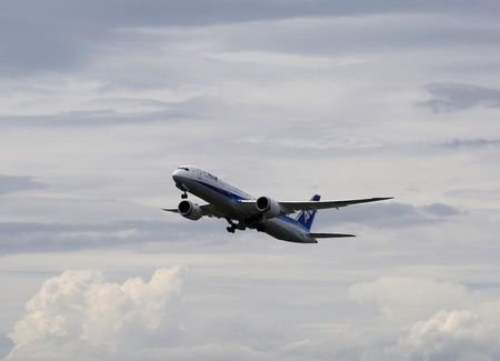 　６月２日、ＡＮＡホールディングス傘下の全日本空輸は、成田空港発のパリ線を１０月下旬から運休することを明らかにした。２０１４年８月撮影（２０１５年　ロイター/Yuya Shino）