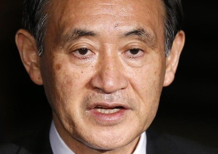　７月３日、菅義偉官房長官（写真）は午前の記者会見で、日本人７人が犠牲になったバングラデシュの人質殺害事件に関し、「残虐非道なテロで罪のない方々の命が奪われ、憤りを覚える。テロは決して許されず、断固として非難する」と述べた。官邸で２０１５年１月撮影（２０１６年　ロイター／Toru Hanai）