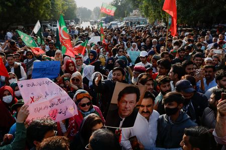 　パキスタンで８日に実施された総選挙（下院、定数３３６）は、カーン元首相が支持する無所属候補者が２６４議席中９３議席を獲得して首位となった。カラチで１１日撮影（２０２４年　ロイター／Akhtar Soomro）