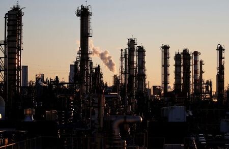 　経済産業省が４月３０日発表した３月鉱工業生産指数速報は前月比２．２％上昇となった。２カ月ぶりの増加。写真は川崎市の京浜工業地帯で２０１７年１月撮影（２０２１年　ロイター／Toru Hanai）