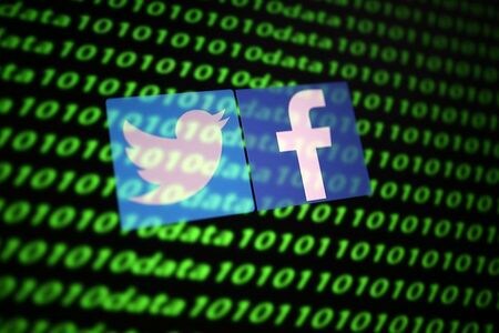 １２月５日、オーストラリア政府は外国勢力がフェイスブック<FB.O>、ツイッター<TWTR.N>、微信（ウィーチャット）などの交流サイト（ＳＮＳ）を通じて内政に干渉していないか調査する上院特別委員会を設置した。写真はツイッターとフェイスブックのロゴ。１１月撮影（２０１９年　ロイター/Dado Ruvic）