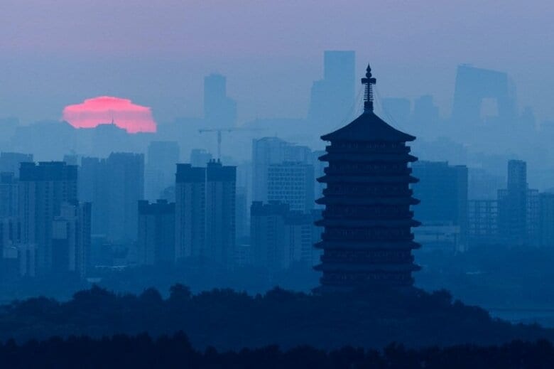 写真は明け方の中国・北京。2026年9月3日撮影。 REUTERS/Maxim Shemetov