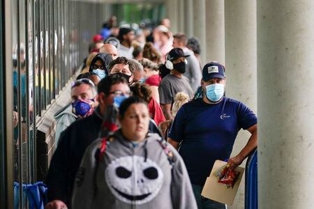 米労働省が１日に発表した９月２６日までの１週間の新規失業保険申請件数（季節調整済み）は８３万７０００件と、前週の８７万３０００件からやや減少した。写真はケンタッキー州フランクフォートで失業保険申請に並ぶ市民ら。６月撮影（２０２０年　ロイター/BRYAN WOOLSTON）