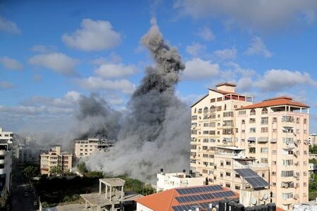 　５月１８日、米国や国際社会の呼びかけにもかかわらず、イスラエルとイスラム原理主義組織ハマスの戦闘は鎮静化する兆しがみられない。イスラエルの空爆を受けた建物、ガザで１７日撮影（２０２１年　ロイター／Suhaib Salem）