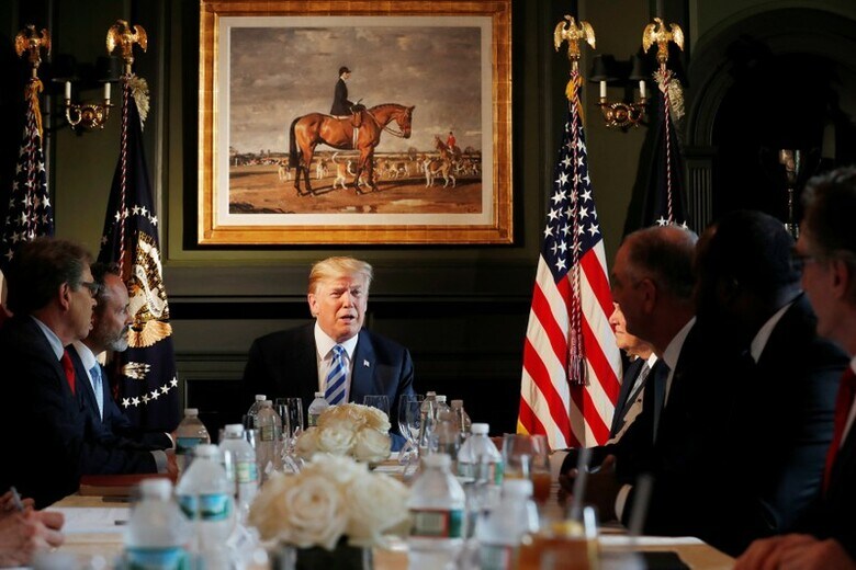 ８月９日、トランプ米政権は、空軍や海軍などに次ぐ６番目の軍として「宇宙軍」を２０２０年までに創設する計画を明らかにした。写真中央はトランプ大統領。ニュージャージー州で撮影（２０１８年　ロイター/Carlos Barria）