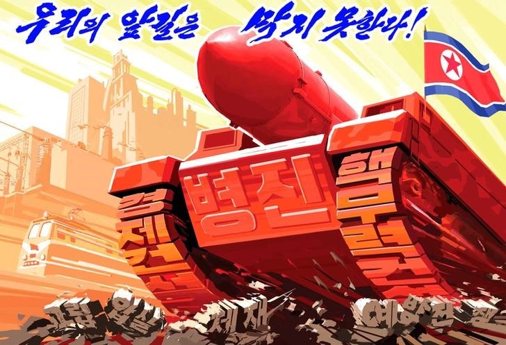 ８月１７日、北朝鮮は米国本土の全域を射程圏に入れた大陸間弾道ミサイル（ＩＣＢＭ）を開発したと宣言している。事実だしても、金正恩朝鮮労働党委員長にとっては最終目標を達成する上で困難な課題が待ち受ける。写真は、「誰もわれわれを止められない」と書いてある北朝鮮のポスター。ＫＣＮＡ提供（２０１７年　ロイター）