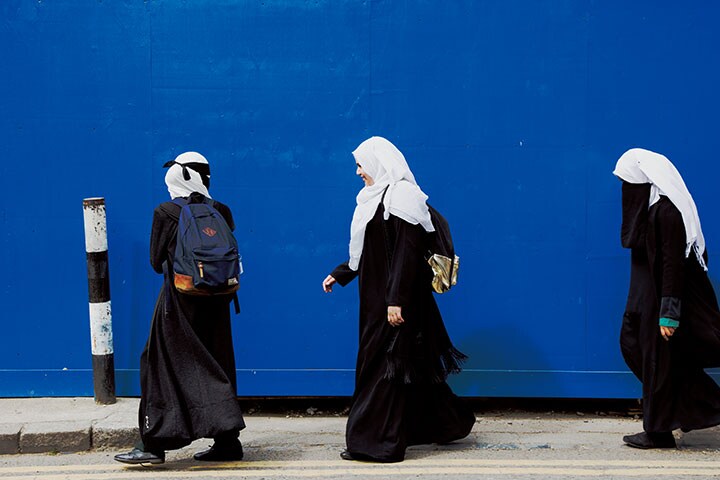イスラムの伝統衣装に身を包んだ女子学生たち。東ロンドンのタワーハムレッツ区には敬虔なイスラム教徒が多数暮らしている